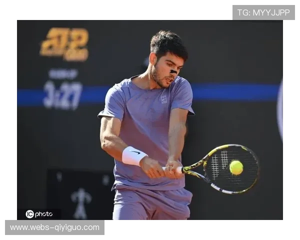 阿尔卡拉斯在ATP总决赛决战中拉伤右大腿，绑绷带后仍惜败